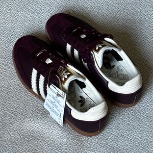 Adidas Samba OG in Maroon.